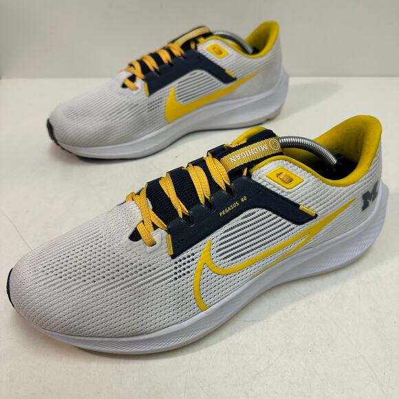 WORN TWICE Nike Zoom Pegasus 40 Michigan Wolverines White / Blue / Maize 11.5 - Picture 6 of 11
